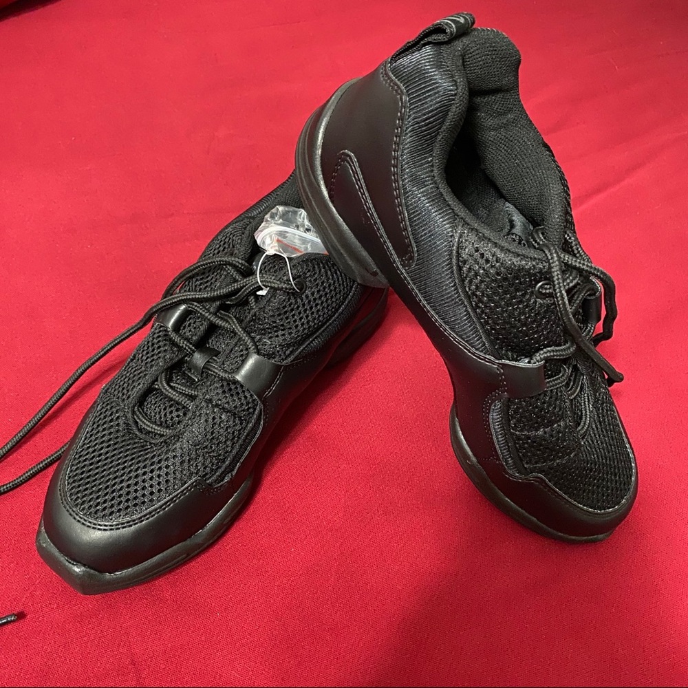 NWOT Capezio Dansneakers. Never worn!